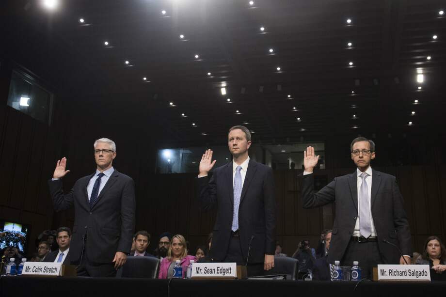 Colin Stretch (izq.), consejero general de Facebook; Sean Edgett (C), consejero general interino de Twitter, y Richard Salgado (der.), director de aplicación de la ley y seguridad de la información de Google, prestaron juramento antes de testificar ante el Congreso de EE. UU. / AFP