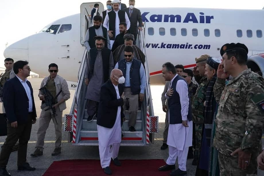 El presidente de Afganistán, Ashraf Ghani (centro), tras un viaje a la ciudad de Mazar-i-Sharif en agosto.