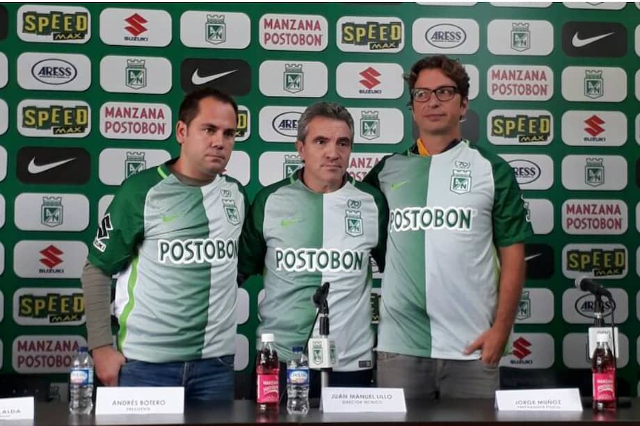 El español Juan Manuel Lillo (c), entrenador de Atlético Nacional, este martes, en su presentación oficial. / @nacionaloficial