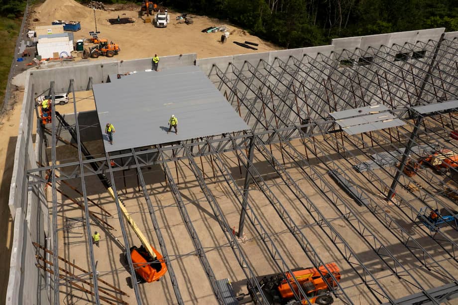 Construcción de estructura de concreto y acero en Chelmsford, Massachusetts, Estados Unidos. Imagen de referencia.