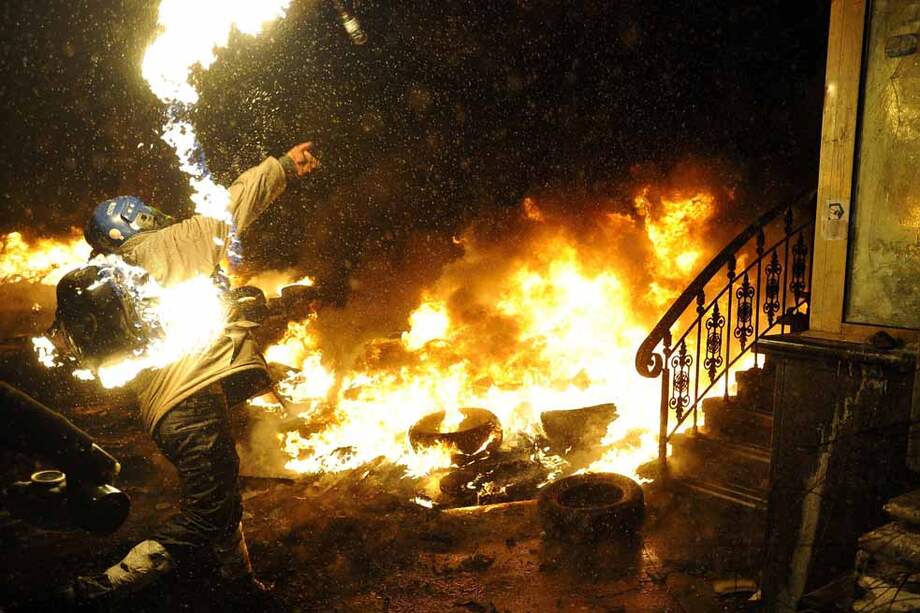 Las manifestaciones en Kiev, que estallaron en noviembre de 2013, alcanzan altos niveles de violencia. El saldo: cinco muertos y más de 300 heridos. / AFP