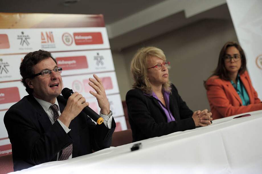 Luis Fernando Andrade, presidente de la ANI; Cecilia Álvarez, ministra de Transporte, y Gina Parody, directora del Sena, durante la firma del convenio, realizado en Bogotá. / David Campuzano