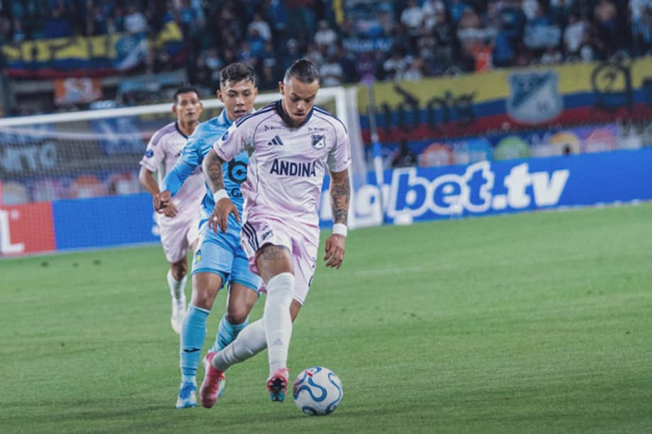 Leonardo Castro, delantero de Millonarios, conduce la pelota ante la marca de Felipe Faúndez, defensor de O'Higgins, en la primera fecha de la fase de grupos de la Copa Sudamericana 2026.