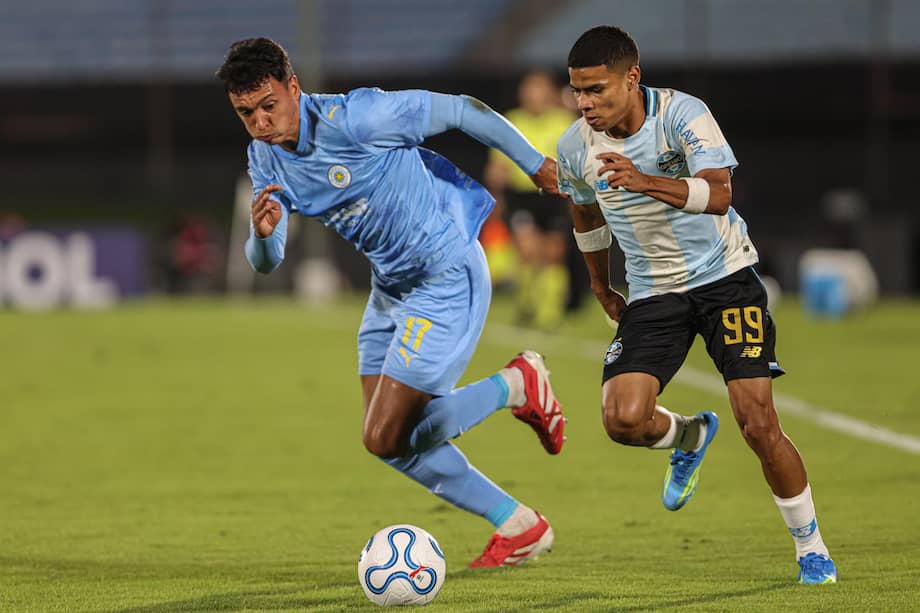 Eduardo Agüero (i) de Torque disputa el balón con José Enamorado (d) de Gremio en un partido de la fase de grupos de la Copa Sudamericana en el estadio Centenario de Montevideo, Uruguay.