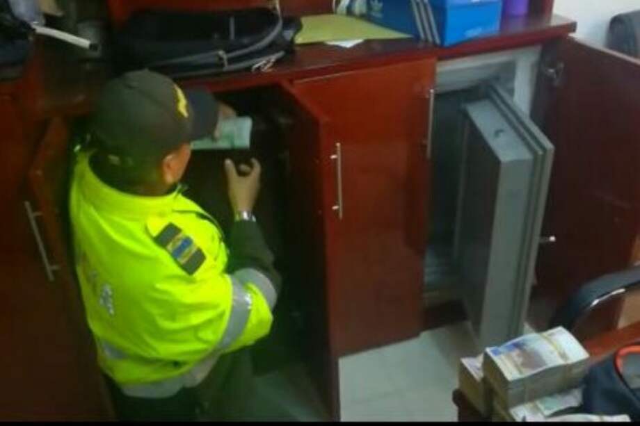 El dinero estaba oculto en compartimientos que eran utilizados como cajones. / Cortesía Polfa