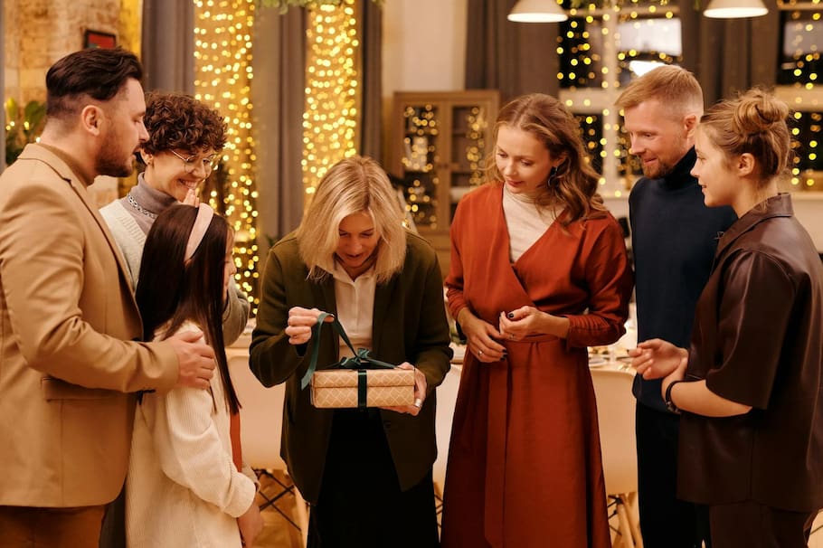 Ponga un giro inesperado a la tradición navideña con el emocionante juego de regalo robado.