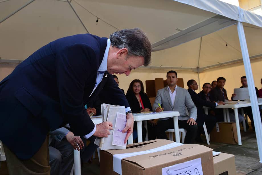 El presidente Juan Manuel Santos al momento de depositar su voto en la mesa 01 de la Plaza de Bolívar. / Presidencia