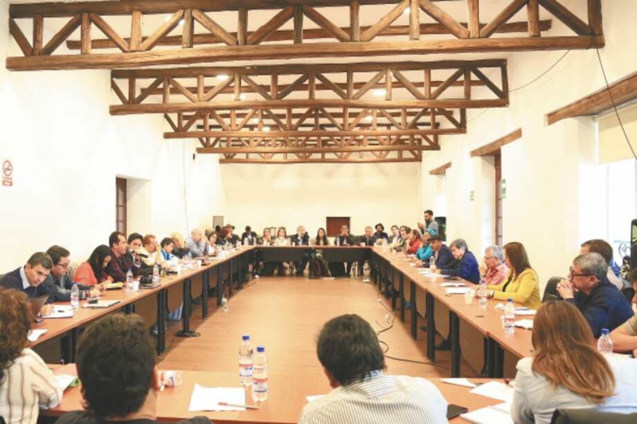 Reunión de varias organizaciones sociales y la delegación de paz del Eln en Quito, Ecuador. / Mesa Social para la Paz.