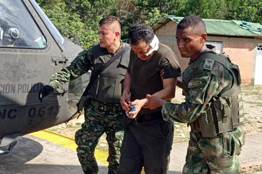 Fotografía cedida por la segunda división del Ejército, que muestra soldados mientras trasladan a uno de los policías heridos durante el atentado en Tibú (Norte de Santander).
