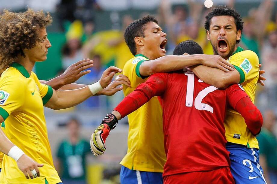 El arquero brasileño Julio Cesar celebra el penal que le atajó a Forlán. Foto: EFE