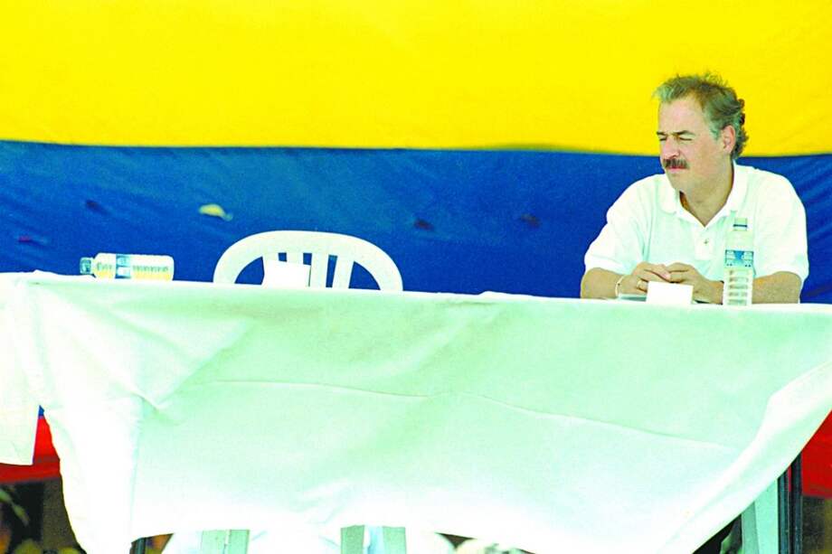El 17 de junio de 1998 el entonces candidato presidencial Andrés Pastrana publicó fotografías de un encuentro con Manuel Marulanda Vélez. Seis meses después cuando ya era Presidente la escena no se repitió y la silla vacía quedó vacía. / Archivo - El Espectador