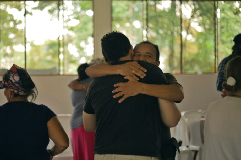 El sargento mayor José Libardo Forero Carrero, 13 años secuestrado por las Farc, en un encuentro de reconciliación con excombatientes. / CNMH