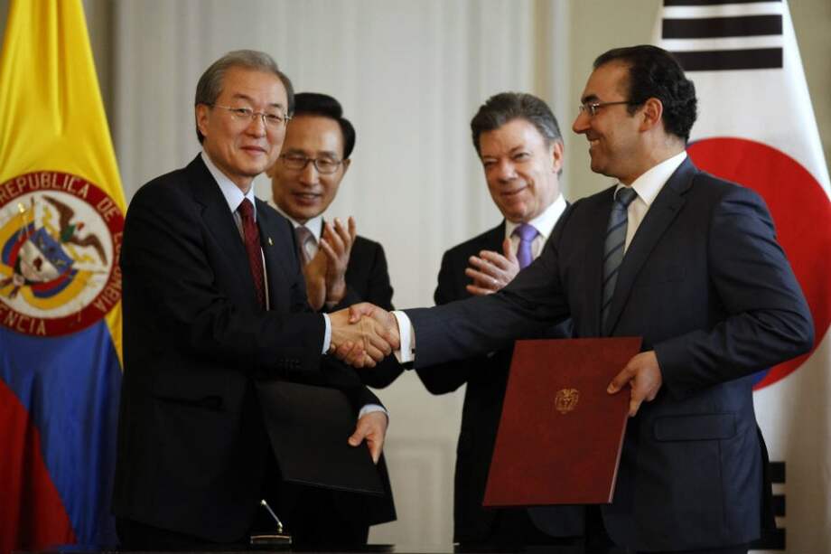 Los ministros de Comercio Bark Taeho y Sergio Díaz-Granados firmarán hoy el TLC entre Corea del Sur y Colombia. / Reuters