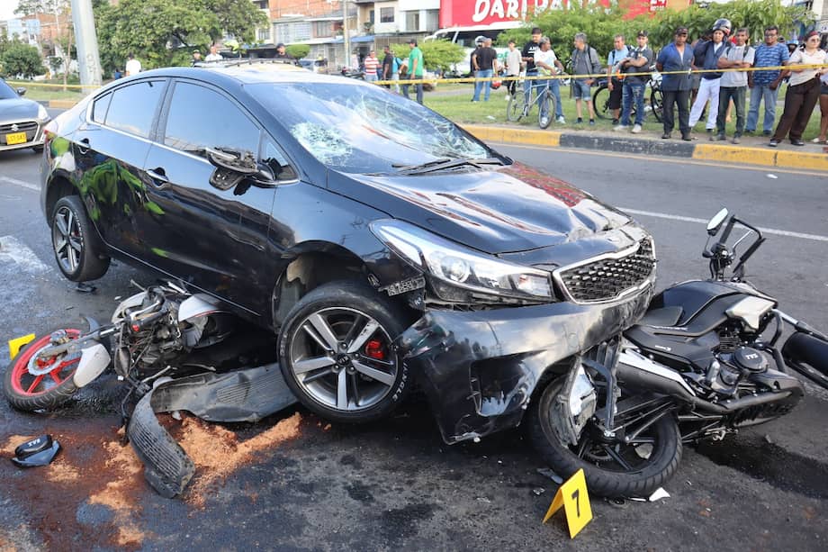 El automóvil terminó con graves daños después de impactar varios carros y motocicletas durante la persecución en la Autopista Suroriental.