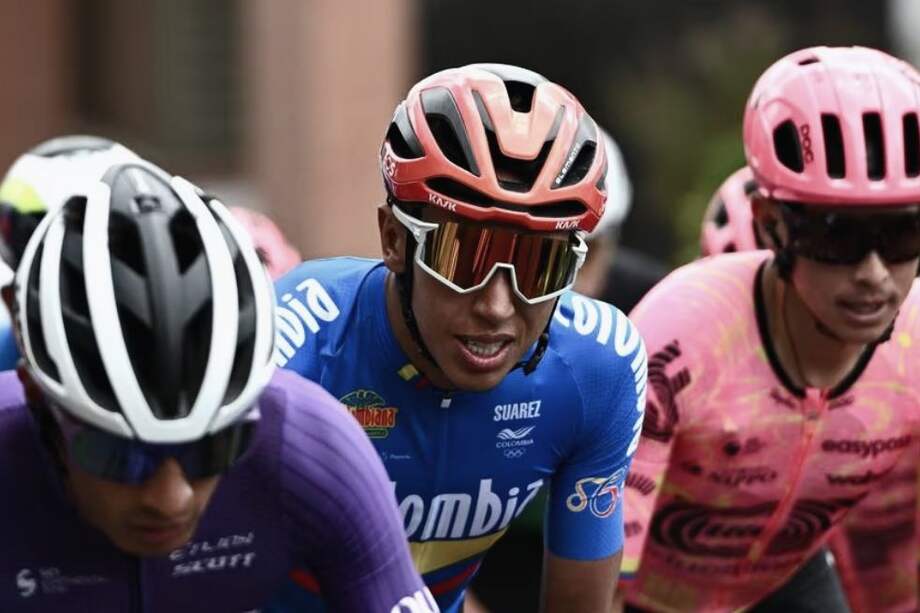 Egan Bernal (cent.), en el pelotón del Tour Colombia 2024.