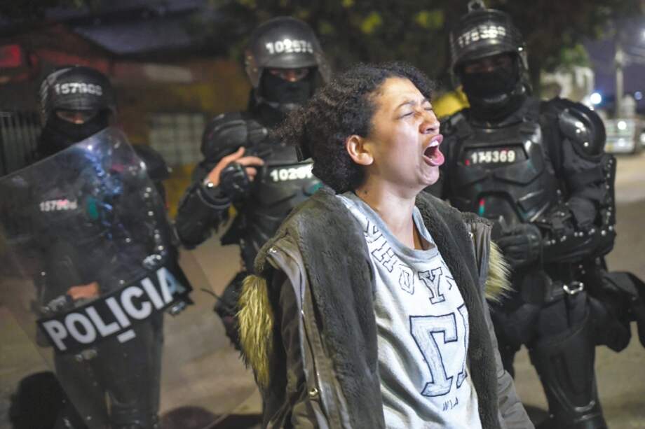 Foto captada por El Espectador la noche en que sucedió la tragedia. Los familiares de los reclusos se agolparon frente a la Modelo y ya se temía el desenlace. / José Vargas