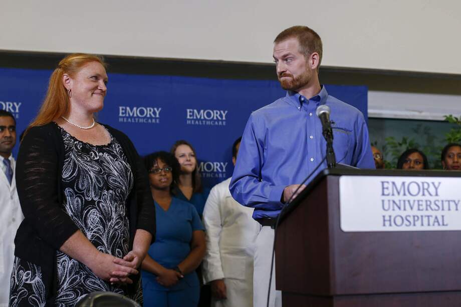 El médico estadounidense Kent Brantly en rueda de prensa, acompañado por su esposa. / EFE