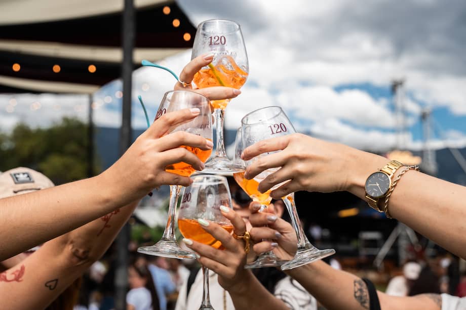 Vino al Parque regresa a Medellín del 11 al 13 de septiembre con más de 900 etiquetas de vino, más de 18 bandas, dos tarimas, 12 propuestas gastronómicas y experiencias que solo podrán vivirse durante ese fin de semana.