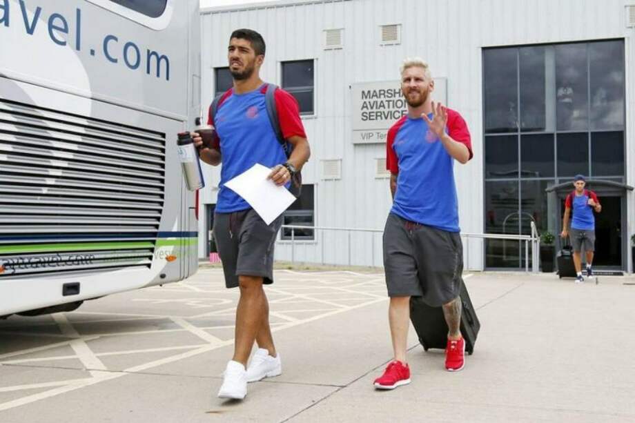 Lionel Messi junto con Luis Suárez en el viaje de Barcelona a Inglaterra. Foto: Barcelona FC