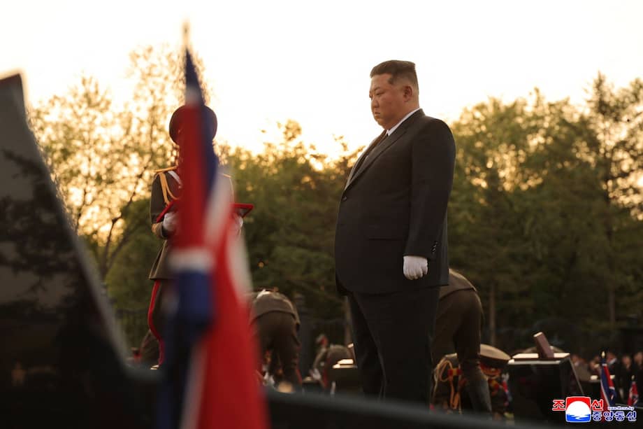 El líder norcoreano, Kim Jong-un, inaugura monumento a soldados caídos en guerra rusa contra Ucrania.