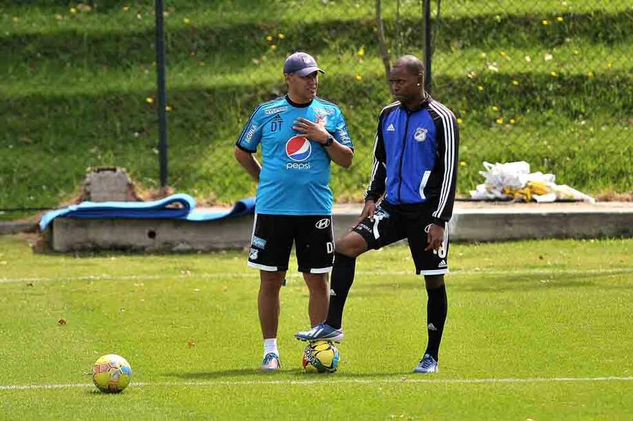 Hernán Torres (izq.) le da indicaciones a Wason Rentería. / Gustavo Torrijos
