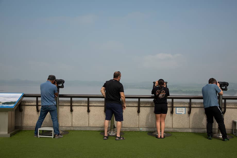 Imagen de referencia: turistas miran a través de binoculares el lado norcoreano de la frontera desde el observatorio Odusan, cerca de la Zona Desmilitarizada en Paju, Provincia de Gyeonggi-do, Corea del Sur.