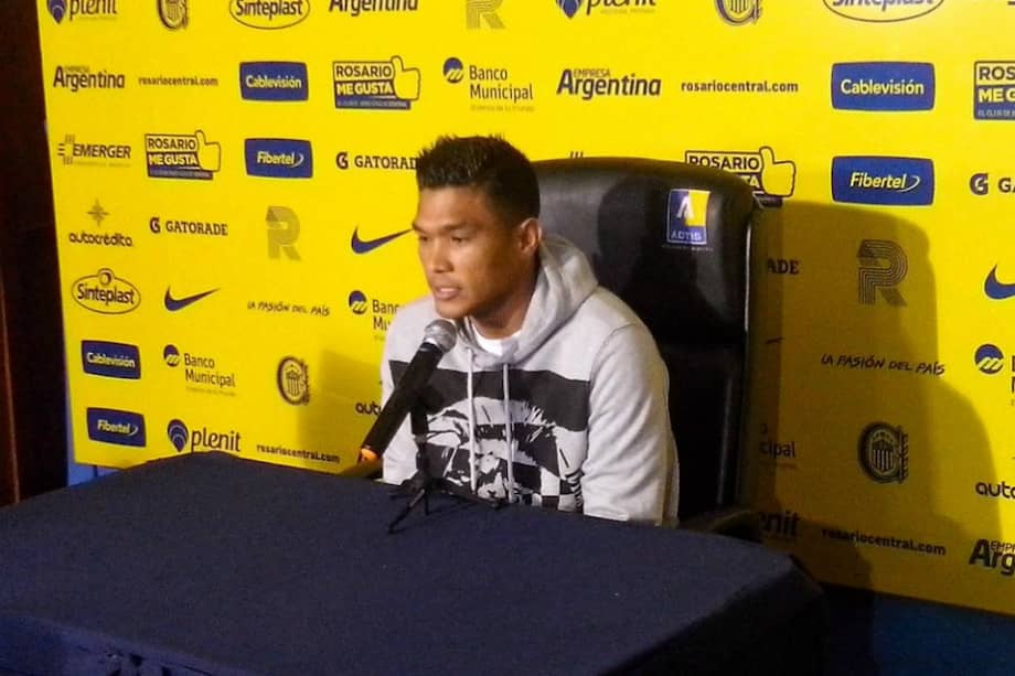 El colombiano Teófilo Gutiérrez, de Rosario Central, en el rueda de prensa previa al clásico rosarino. / @CARCoficial