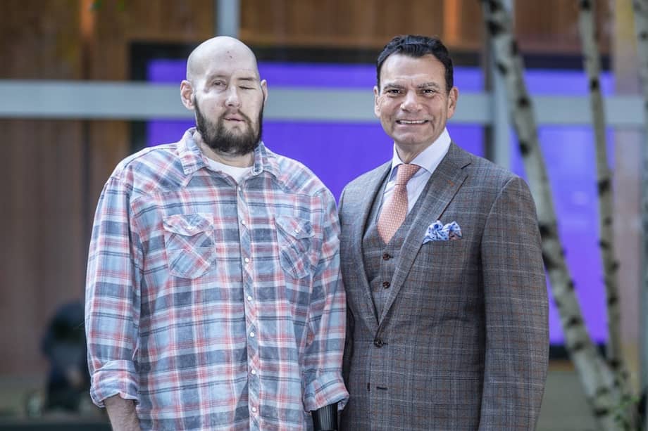 Aaron James junto al Dr. Eduardo Rodríguez luego de la cirugía.