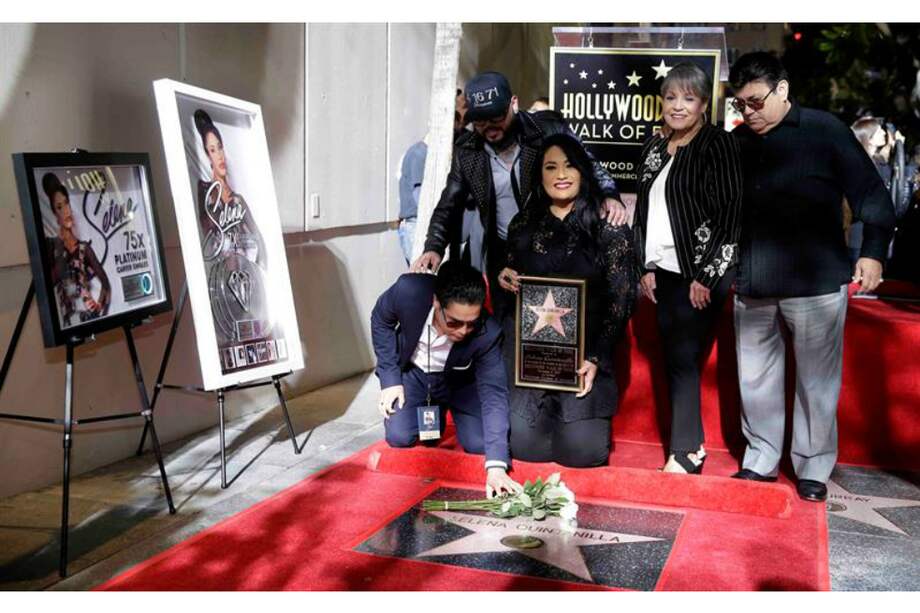Chris Perez, Suzette Quintanilla, Marcella Ofelia Quintanilla, Abraham Quintanilla, Jr., y otros miembros familiares posaron junto a la estrella que le otorgaron en una ceremonia póstuma en el Camino de la Fama de Hollywood. / EFE
