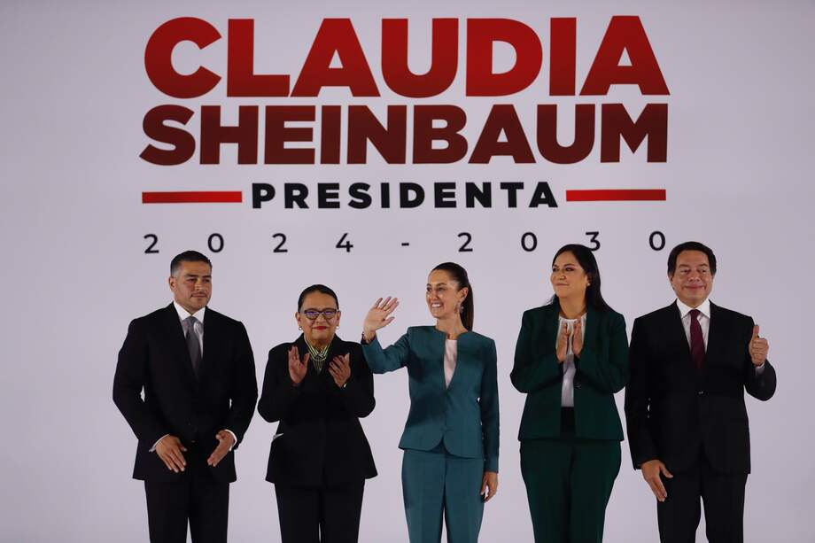La futura presidenta de México Claudia Sheinbaum (c) acompañada de Omar García Harfuch (i), Rosa Icela Rodríguez (2i), Ariadna Montiel (2d), y Mario Delgado (d), participan en la presentación de parte de su gabinete de Gobierno, este jueves en Ciudad de México (México).