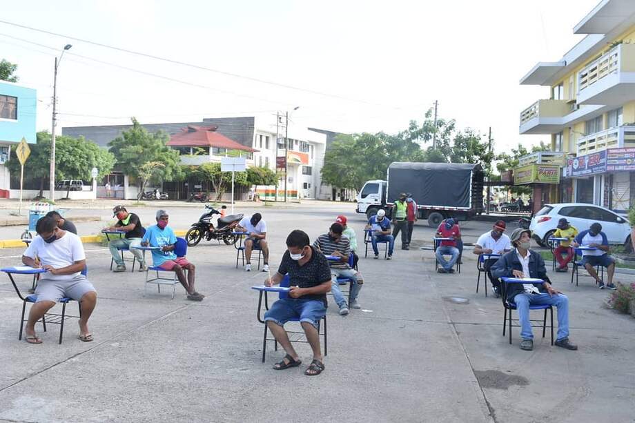 Los infractores deben hacer las planas al aire libre.