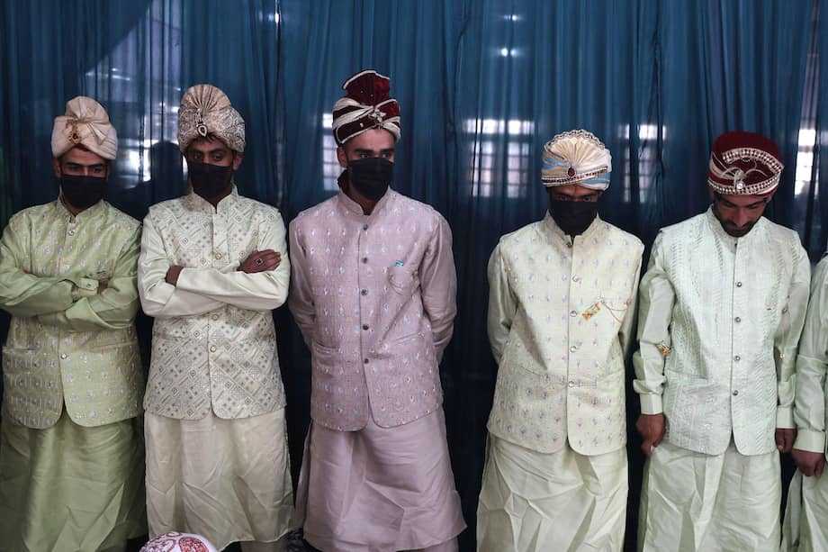 Foto de referencia. Varios novios aguardan durante una ceremonia de bodas colectivas en Srinagar, la capital de verano de la Cachemira india.