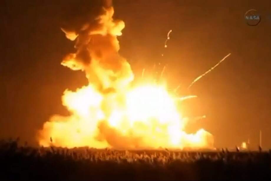 Captura de video de la NASA que muestra el cohete incendiándose en la plataforma.