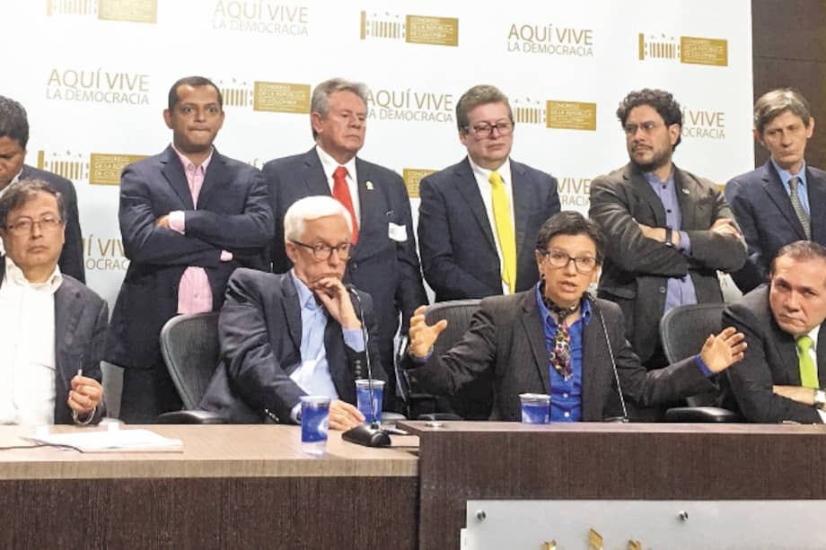 Los voceros de los partidos y movimientos minoritarios. En primera fila Gustavo Petro, Jorge Robledo, Claudia López y Antonio Sanguino. / El Espectador