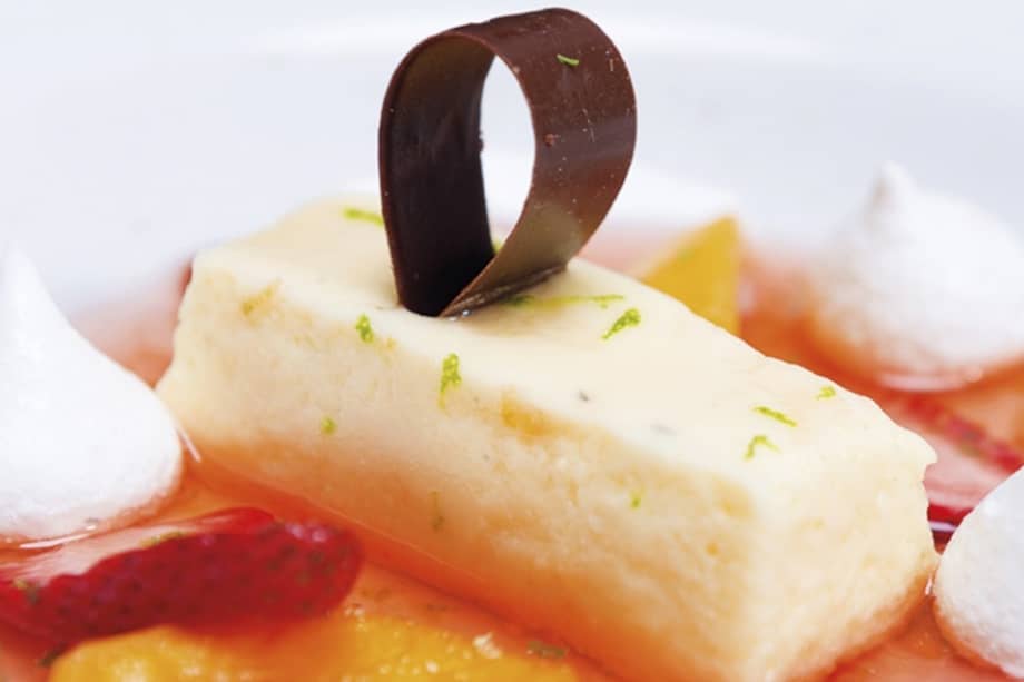 El postre del día: Mousse de limón con duraznos y fresas cocidas en vino blanco