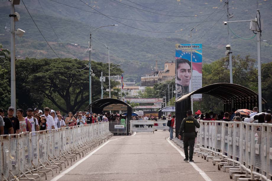 Paso peatonal por el Puente Internacional Simón Bolívar, en San Antonio del Táchira, Venezuela.