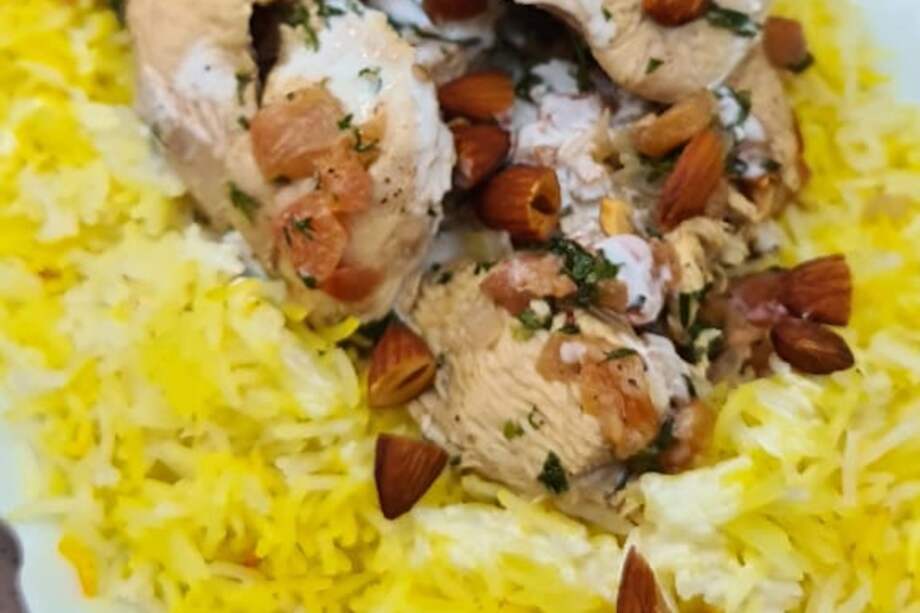 Sirva una cama de arroz y encima el pollo y las almendras.
