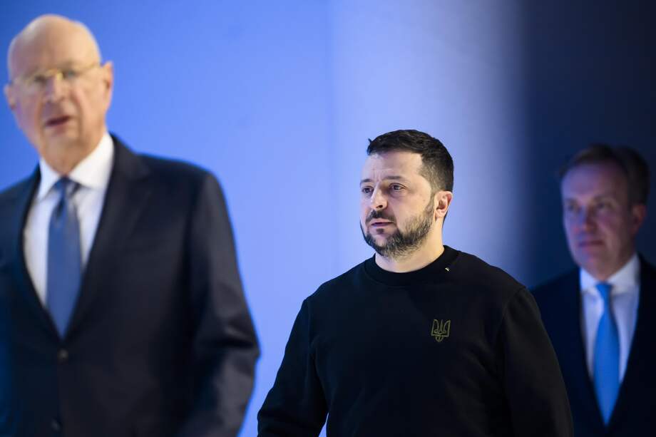 Davos (Switzerland), 16/01/2024.- Ukraine's President Volodymyr Zelensky (C) reacts next to German Klaus Schwab (L), Founder and Executive Chairman of the World Economic Forum, and Norwegian Borge Brende (R), President of the World Economic Forum during a plenary session in the Congress Hall at the 54th annual meeting of the World Economic Forum (WEF) in Davos, Switzerland, 16 January 2024. The meeting brings together entrepreneurs, scientists, corporate and political leaders in Davos under the topic 'Rebuilding Trust' from 15 to 19 January. (Suiza, Ucrania) EFE/EPA/GIAN EHRENZELLER