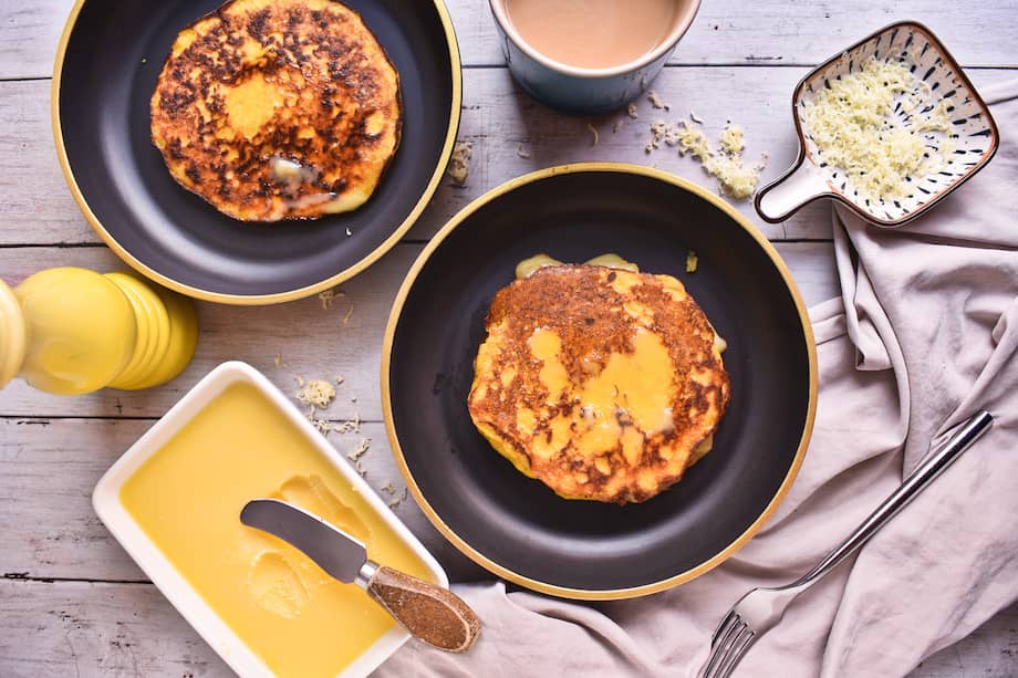 Usa queso vegetariano para hacer esta arepa de choclo.