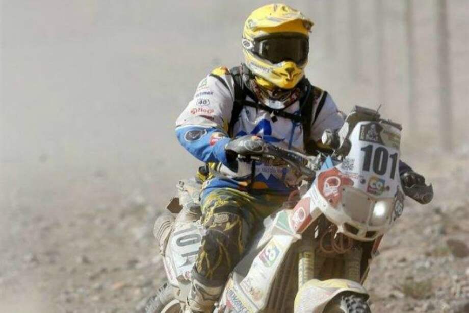 Chilo Sarmiento, motociclista colombiano que participará en el Dakar. Foto: EFE