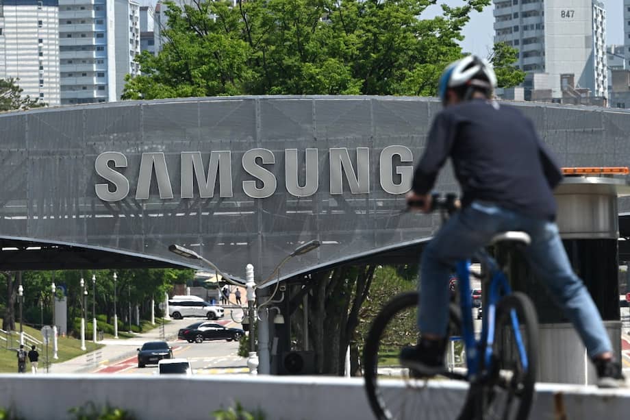 The logo of Samsung Electronics is seen on a gate at the company's headquarters in Suwon on May 22, 2026. Samsung labour union members will begin voting on May 22, on a tentative wage deal that could deliver hefty bonuses to chip workers and helped avert a major strike at the South Korean tech giant this week. (Photo by Jung Yeon-je / AFP)
