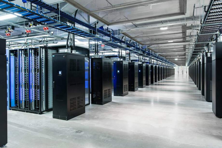 Facebook afirmó estar "escandalizada" por las acusaciones de que facilitó información privada de millones de sus usuarios a una empresa vinculada con la campaña electoral del presidente Donald Trump y aseguró que fue "engañada". / EFE