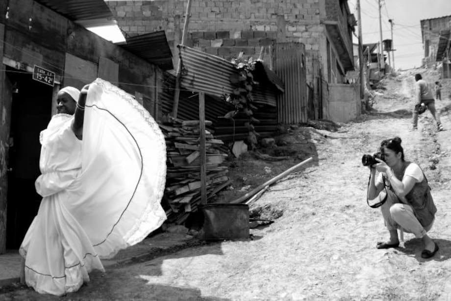 Ex ángel de Victoria´s Secret retrató a mujeres víctimas en Soacha y Arauca