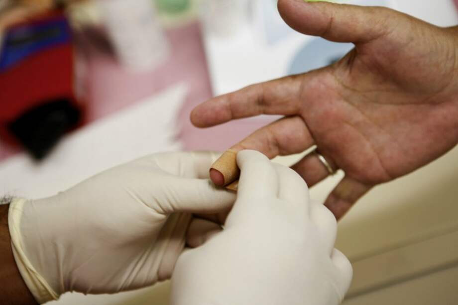 Un paciente recibe ayuda después de un análisis de sangre. / Bloomberg News