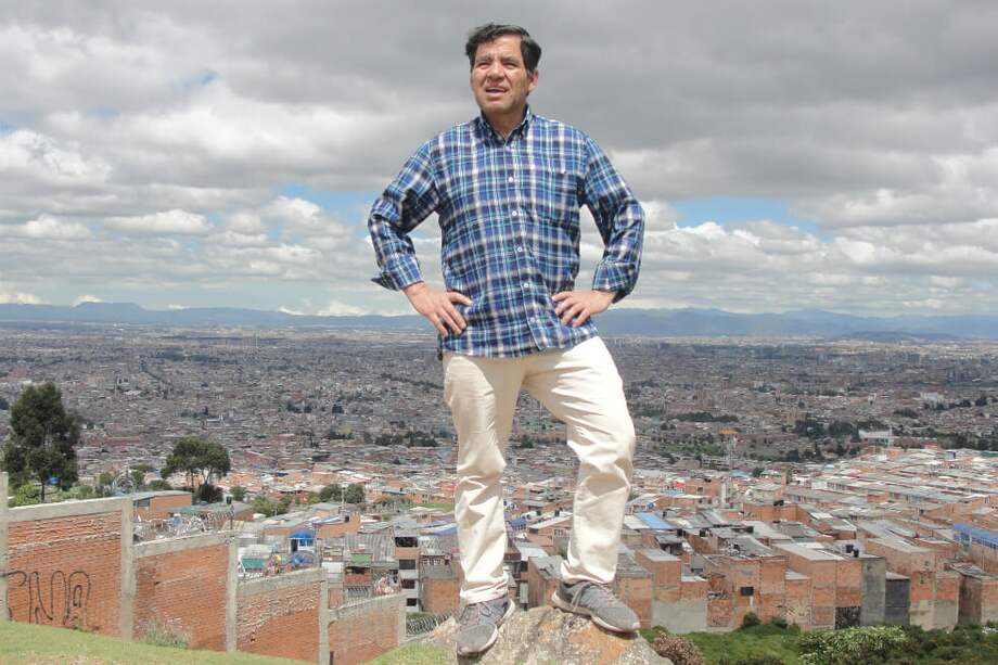 Óscar Bustos, en la parte alta del suroriente de Bogotá, donde ha concebido su narrativa periodística. / Cortesía