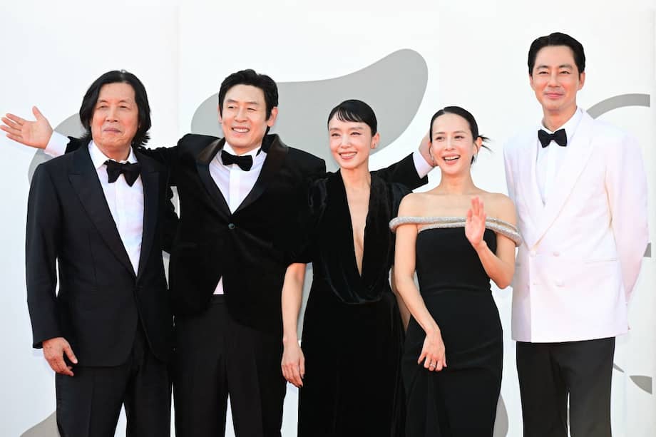 (From L) Director Lee Chang-Dong, actor Sul Kyung-gu, actress Jeon Do-yeon, South korean actress Cho Yeo-Jeong and South Korean actor Zo In-Sung attend the red carpet event for the screening of "Possible Love" (Ga-Neung-han sa-rang) presented in competition at the 83rd International Venice Film Festival, at Venice Lido on September 6, 2026. (Photo by Stefano Rellandini / AFP)