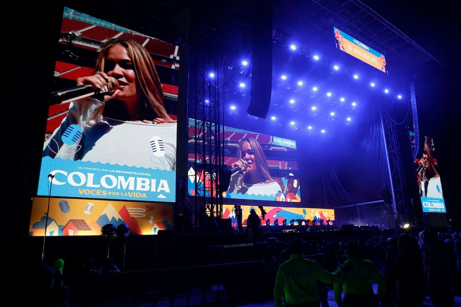 La cantante colombiana Karol G (en pantalla) se presenta en el concierto 'Voces por la vida' este domingo, en la recaudación de fondos para la reconstrucción de la zonas afectadas por el terremoto de magnitud 7,4 que sacudió a Colombia, en Bogotá (Colombia).