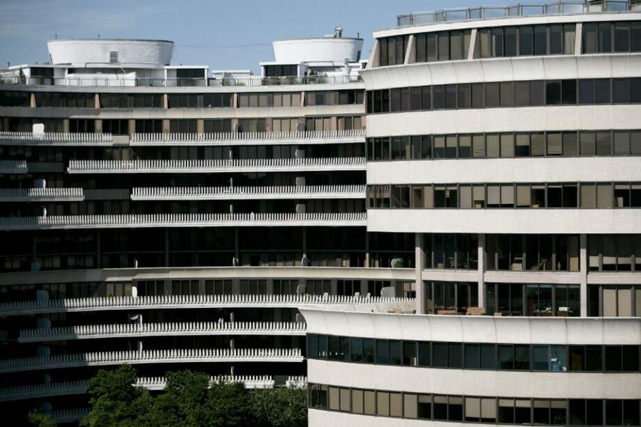 Se pueden encontrar en el hotel las tarjetas de acceso con la frase “No hay necesidad de forzar la entrada” y bolígrafos que dicen “Robé esto del Hotel Watergate”. / Bloomberg News