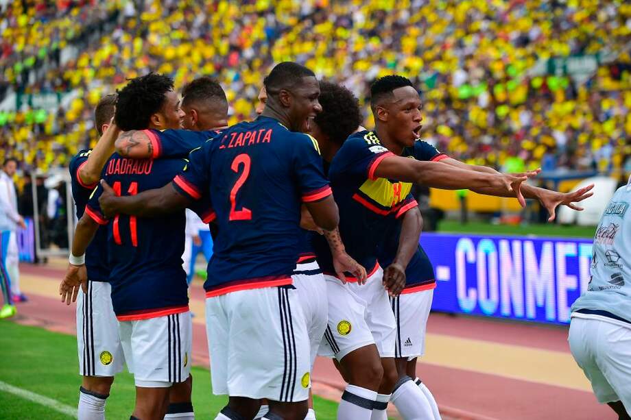 James Rodríguez y Juan Guillermo Cuadrado, los autores de los goles en la victoria de Colombia sobre Ecuador. / AFP