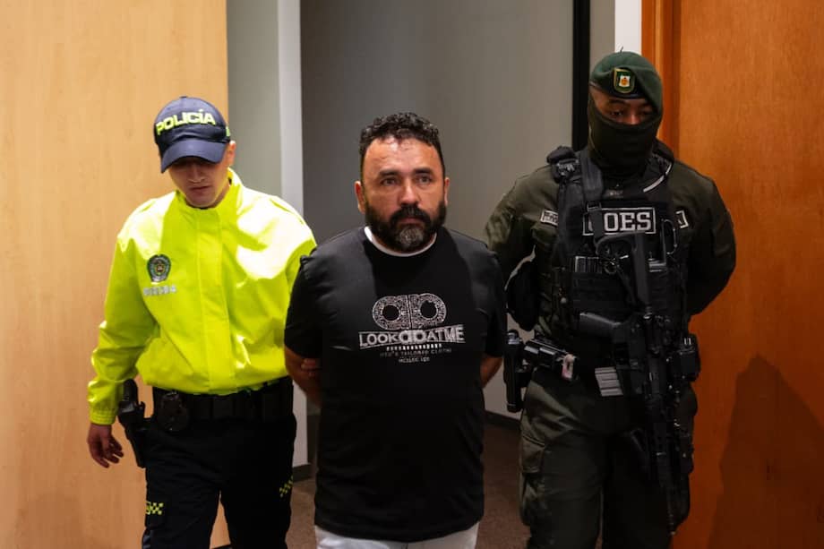 Tras ser capturado en Ecuador, las autoridades del vecinos país le entregaron a las autoridades colombianas al peligroso delincuente. En Colombia le figuraba una circular azul
de Interpol para ubicación y orden de captura por los delitos de concierto para delinquir agravado, homicidio agravado en concurso con fabricación, tráfico y porte de armas de fuego o municiones y tráfico, fabricación o porte de estupefacientes.